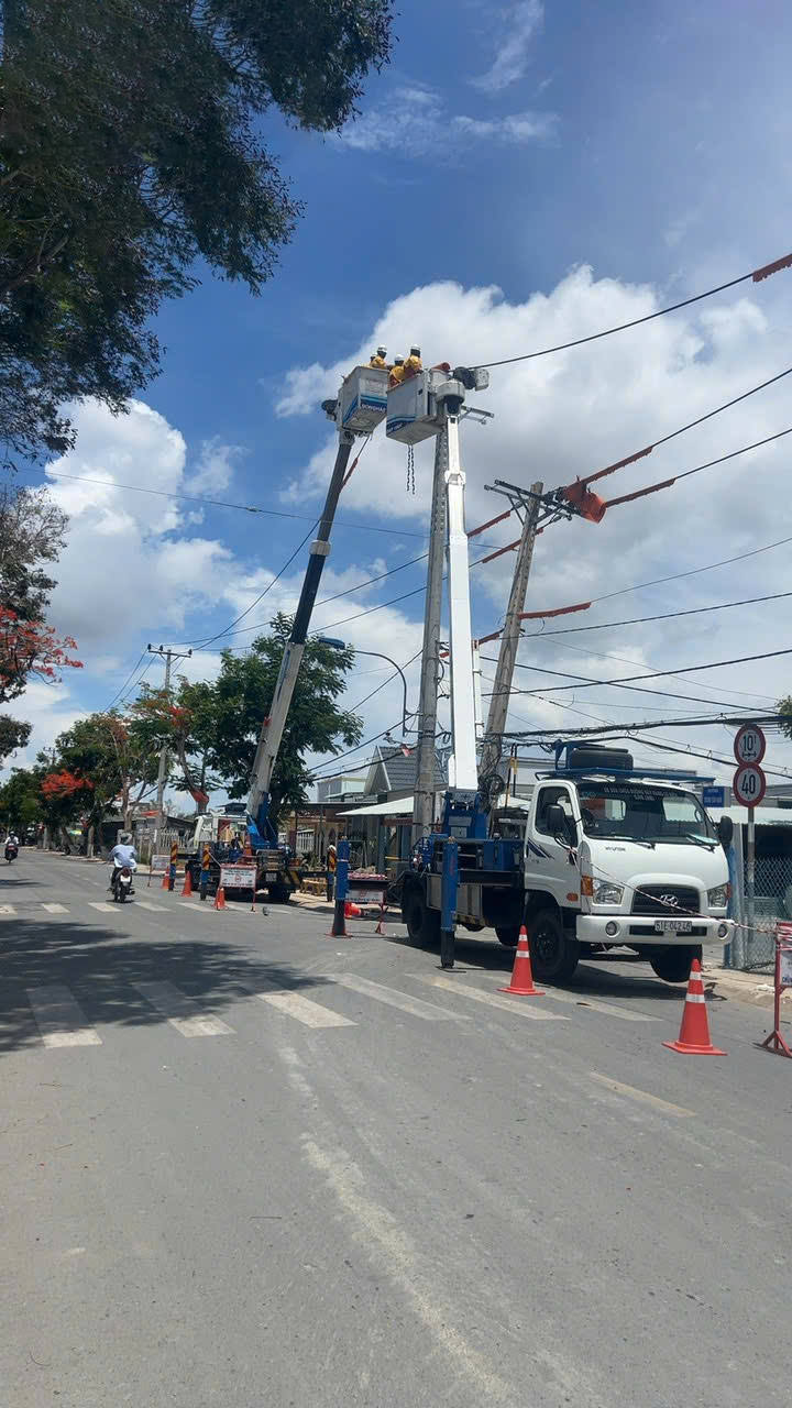 Thi công xây lắp, thay thế máy biến áp tại huyện Nhà Bè