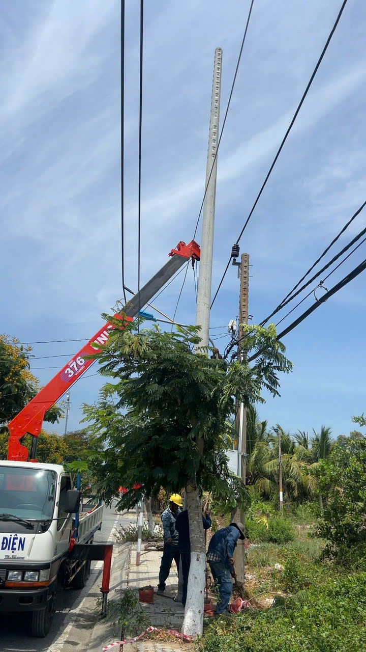 Thi công xây lắp, thay thế máy biến áp tại huyện Nhà Bè