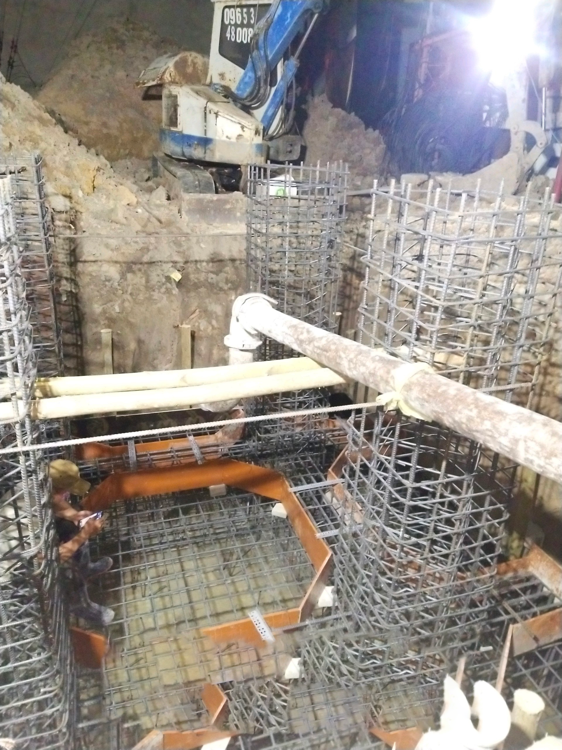 Thi công xây lắp, thay thế máy biến áp tại huyện Nhà Bè