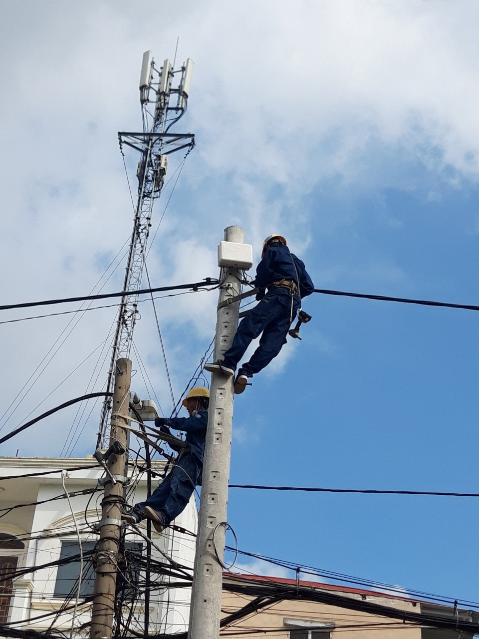 Thi công xây lắp, thay thế máy biến áp tại huyện Nhà Bè