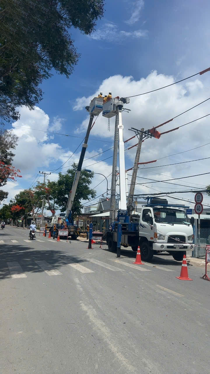 Thi công xây lắp, thay thế máy biến áp tại huyện Nhà Bè